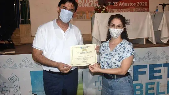 Yazarlara Teşekkür Belgesi Takdim Edildi