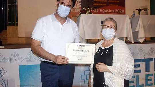 Yazarlara Teşekkür Belgesi Takdim Edildi