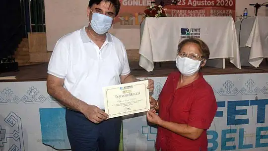 Yazarlara Teşekkür Belgesi Takdim Edildi