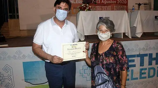 Yazarlara Teşekkür Belgesi Takdim Edildi