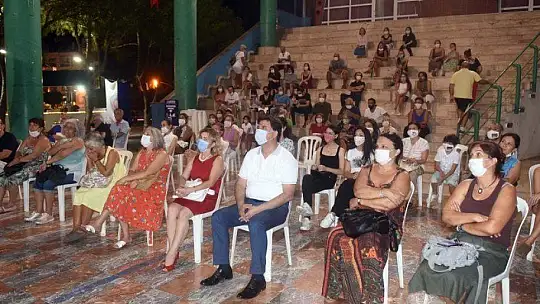 Yazarlara Teşekkür Belgesi Takdim Edildi