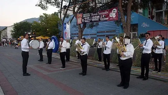 Yazarlara Teşekkür Belgesi Takdim Edildi