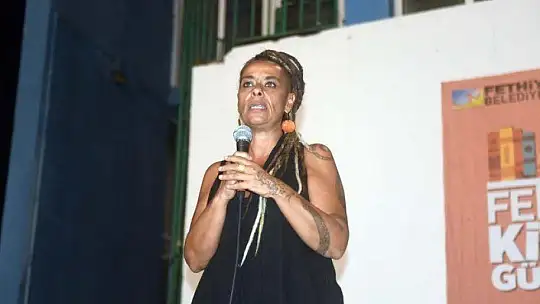 Yazarlara Teşekkür Belgesi Takdim Edildi