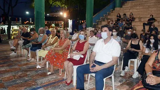 Yazarlara Teşekkür Belgesi Takdim Edildi