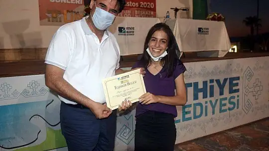 Yazarlara Teşekkür Belgesi Takdim Edildi