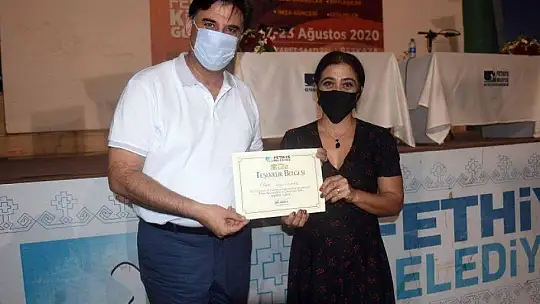 Yazarlara Teşekkür Belgesi Takdim Edildi