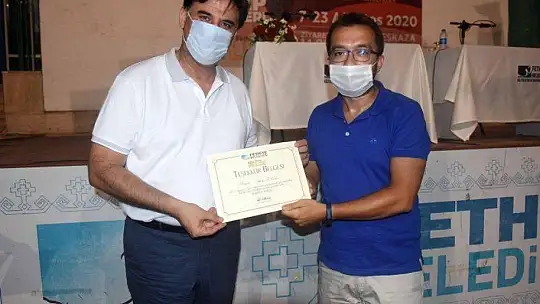 Yazarlara Teşekkür Belgesi Takdim Edildi