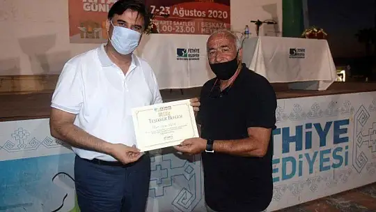 Yazarlara Teşekkür Belgesi Takdim Edildi