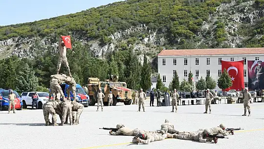 Vali Orhan Tavlı, Engel Tanımayan Dostlarının Askerlik Heyecanına Ortak Oldu