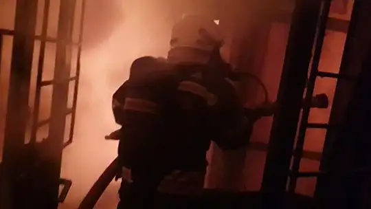 TEK KATLI EV ALEVLERE TESLİM OLDU