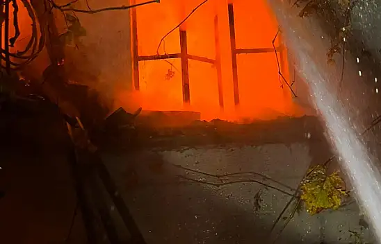 2 KATLI AHŞAP EVDE YANGIN ÇIKTI