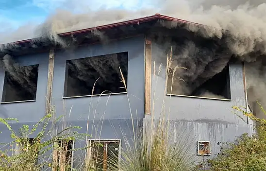 2 KATLI BİNA ALEVLERE TESLİM OLDU