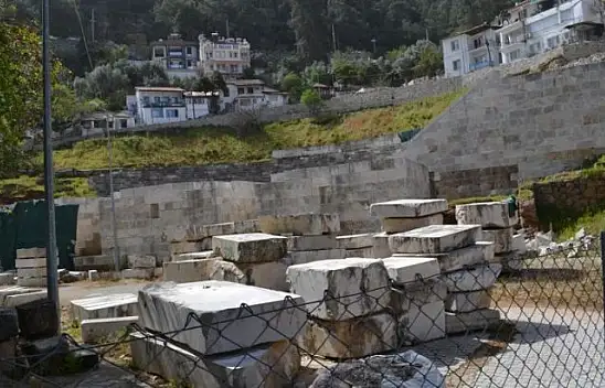 Amfi tiyatro sahipsiz kaldı