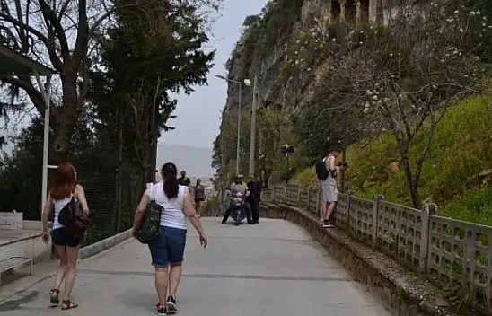 Amintas ziyaretçilerini bekliyor