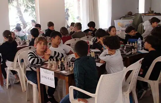 ATA'YI ANMA SATRANÇ TURNUVASI'NA YOĞUN KATILIM 