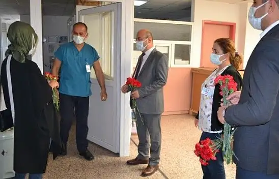 Başhekim Okulu'dan sağlık çalışanlarına kırmızı karanfiller