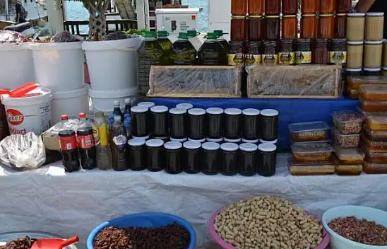 Beşkaza Meydanı'ndaki stantlar ilgi görüyor