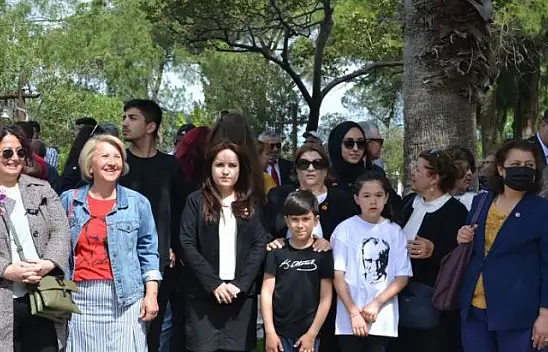 CHP'den çelenk sunma töreni