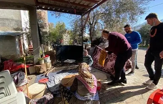 CHP İlçe Başkanı Mehmet Demir 6 ton patates dağıttı