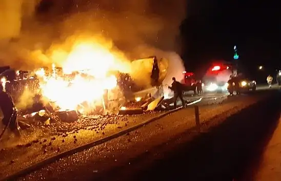 Domates yüklü tır cayır cayır yandı