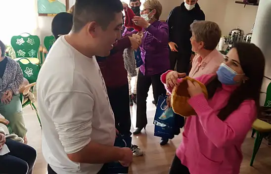 Engelleri Aşan Okul'dan yaşlılara ziyaret