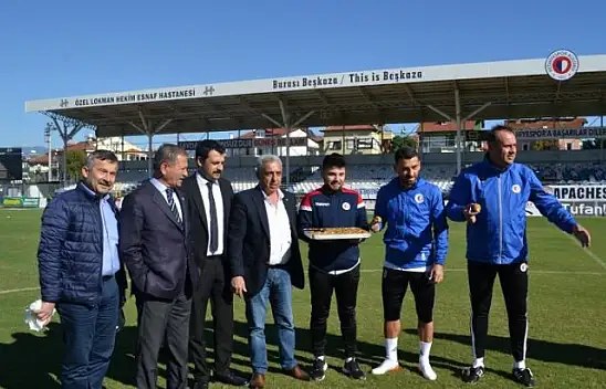 Futbolculara baklava ziyafeti