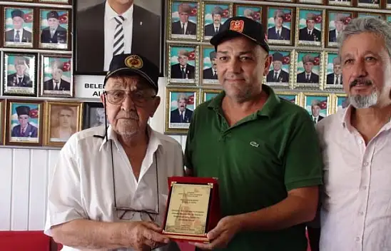 Gaziler Derneği'nden Emrah Doğu'ya plaket