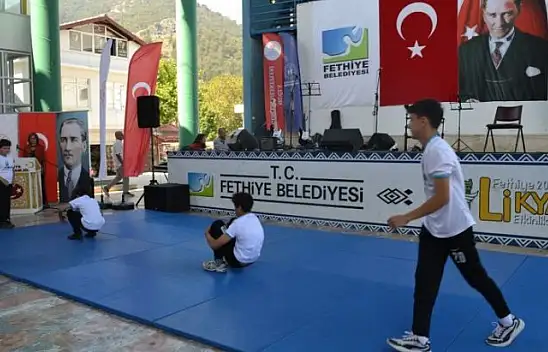 Gençler bayramı doyasıya kutladı
