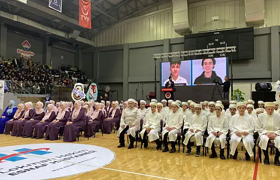 HAFIZLAR GÖRKEMLİ TÖRENLE BELGELERİNİ ALDI