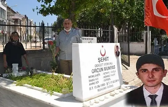 Şehit anne ve babası, mezarlıktan ayrılmıyor