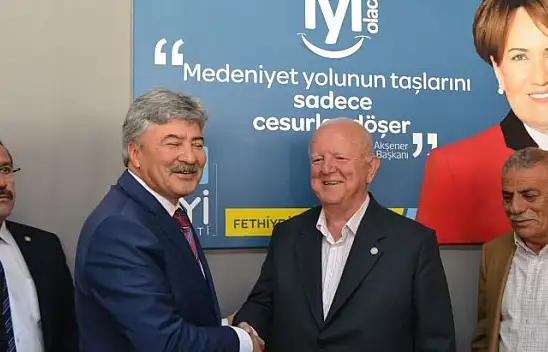 İYİ Parti'de yeni rozetler dağıtıldı