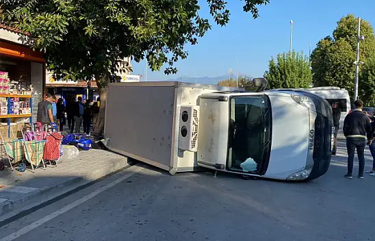KAMYONET YARIŞ MOTORUNUN ÜZERİNE DEVRİLDİ