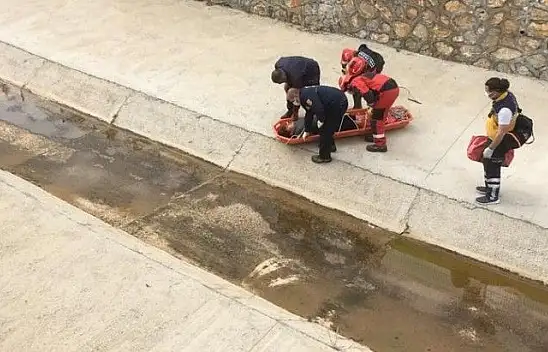 Kanala düşen çocuğu itfaiye kurtardı
