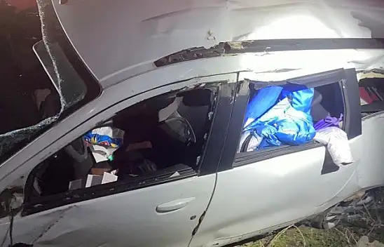 KONTROLDEN ÇIKAN ARAÇ 15 METRELİK ŞARAMPOLE YUVARLANDI: 2 YARALI