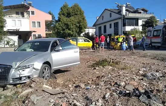 LÜKS OTOMOBİL VE TAKSİ ÇARPIŞTI