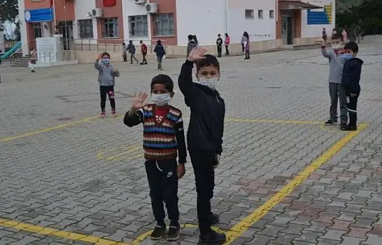 Okullarına koşarak gittiler