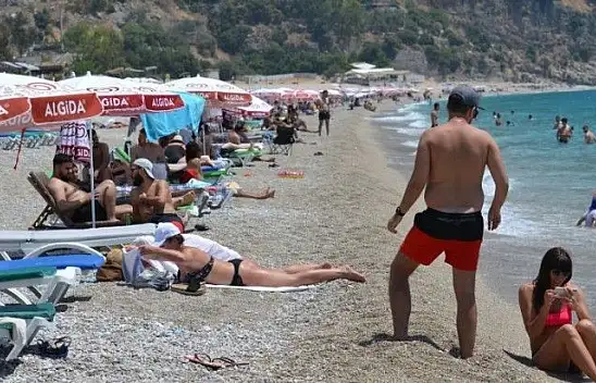 Ölüdeniz'de yerli ve yabancı turistlerden deniz keyfi