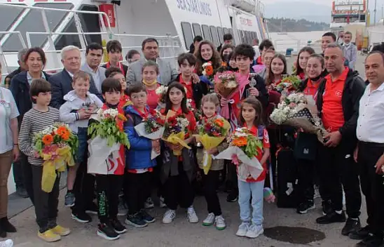 Şampiyonları Çiçeklerle Karşıladılar