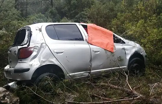 Şarampole devrilen otomobildeki 3 sağlık çalışanı yaralandı