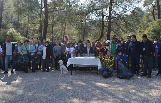 Sevgilerini, temizlik yaparak gösterdiler