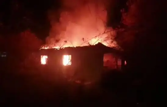 TEK KATLI EV ALEVLERE TESLİM OLDU