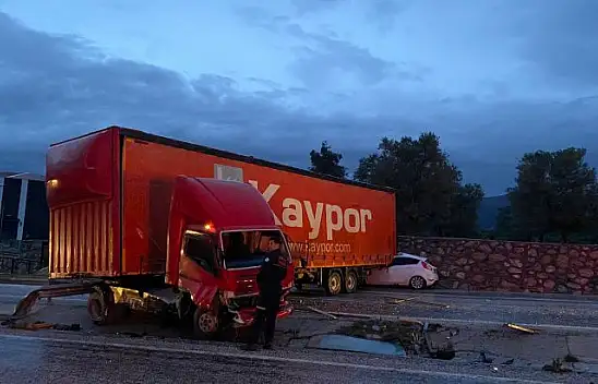 TIR VE OTOMOBİL ÇARPIŞTI