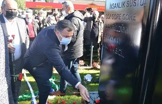 Uğur Mumcu Parkı'na yakışan anıt karanfillerle donatıldı