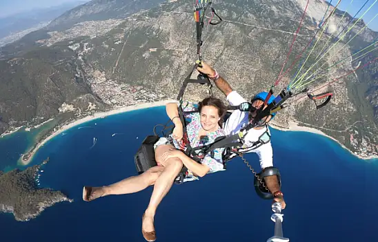 Ünlü Aktris Elizabeth Lanz Yamaç Paraşütü İle Uçtu