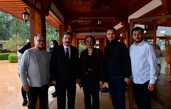 Vali Tavlı, basın mensuplarıyla bir arada