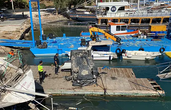 VİRAJI ALAMAYAN ARAÇ İSKELEYE DÜŞTÜ