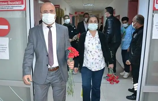 Başhekim Okulu'dan sağlık çalışanlarına kırmızı karanfiller