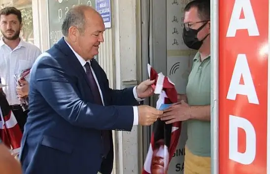 Başkanlardan Fethiye esnaflarına Türk Bayrağı