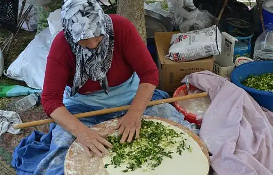 Beşkaza Meydanı'ndaki stantlar ilgi görüyor