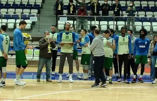 Dernek üyeleri basketbol takımını antrenmanda ziyaret ettiler
